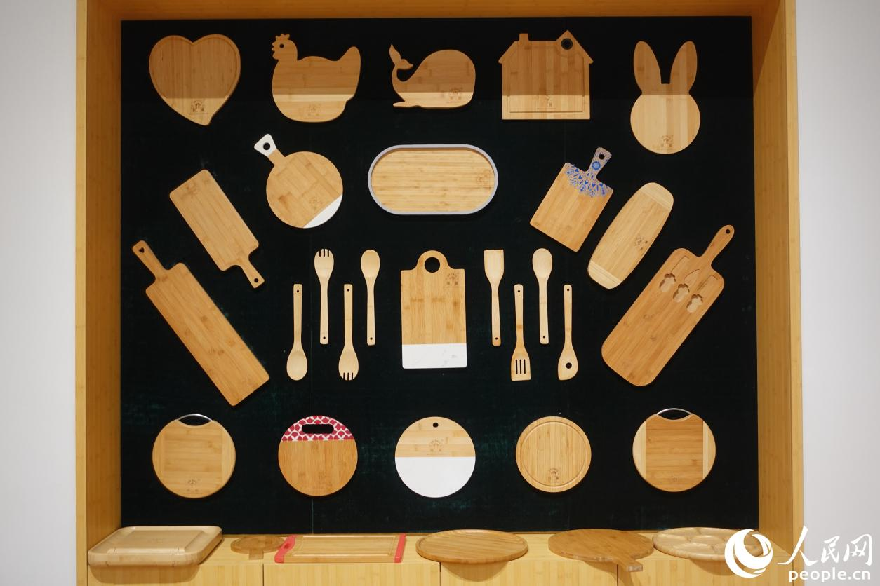邵武市是全國最大的竹餐具生產(chǎn)基地，竹筷產(chǎn)量占全國60%，竹刀、叉、勺產(chǎn)量占全國90%。人民網(wǎng) 謝星宇攝