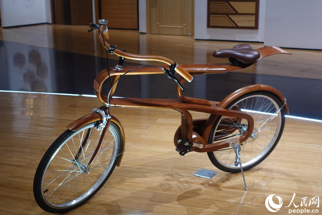 運(yùn)用竹子熱彎工藝制成的自行車，經(jīng)過工藝處理的竹子強(qiáng)度和硬度甚至遠(yuǎn)超鋼材。人民網(wǎng) 謝星宇攝