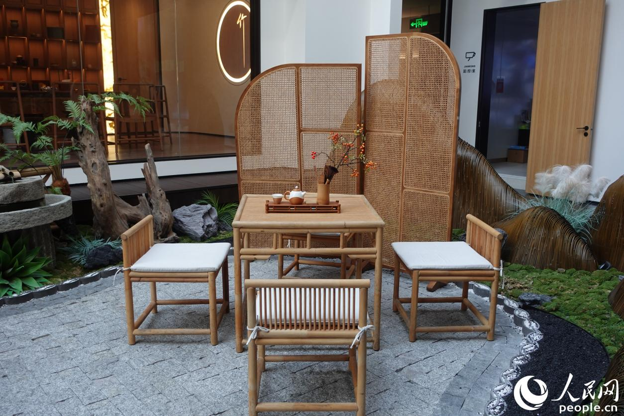 竹制茶桌、茶具、裝飾屏風(fēng)等產(chǎn)品，呈現(xiàn)竹材在高端家居領(lǐng)域的創(chuàng)新應(yīng)用。人民網(wǎng) 謝星宇攝