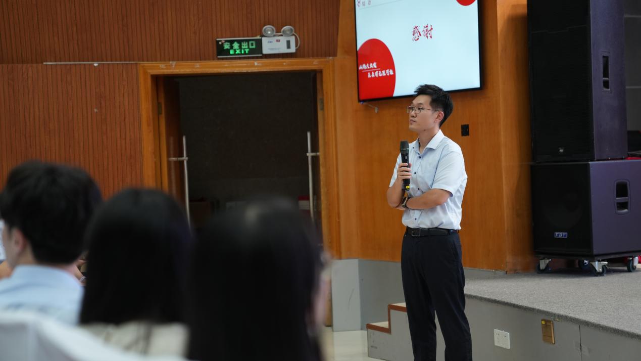 工行工作人員為同學(xué)答疑解惑