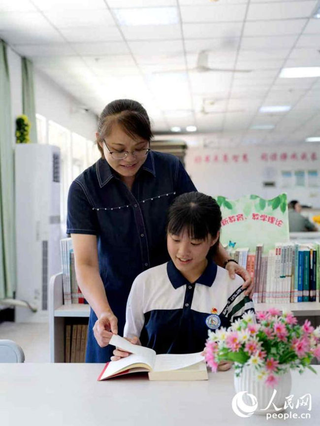 林小鳳和女兒共讀一本書(shū)。實(shí)習(xí)生 鄭舒塵攝