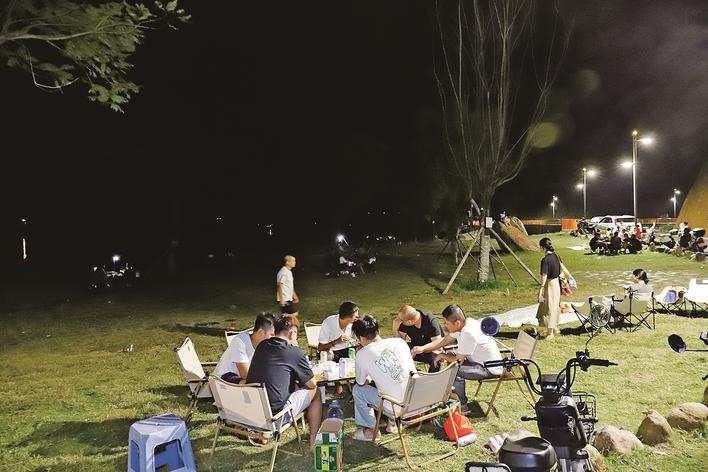 游客在移民公園休閑納涼