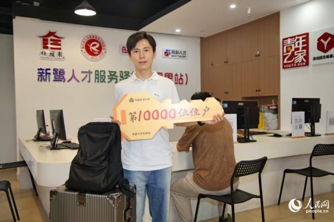 手捧鑰匙的黃同學(xué)。人民網(wǎng)記者 陳博攝