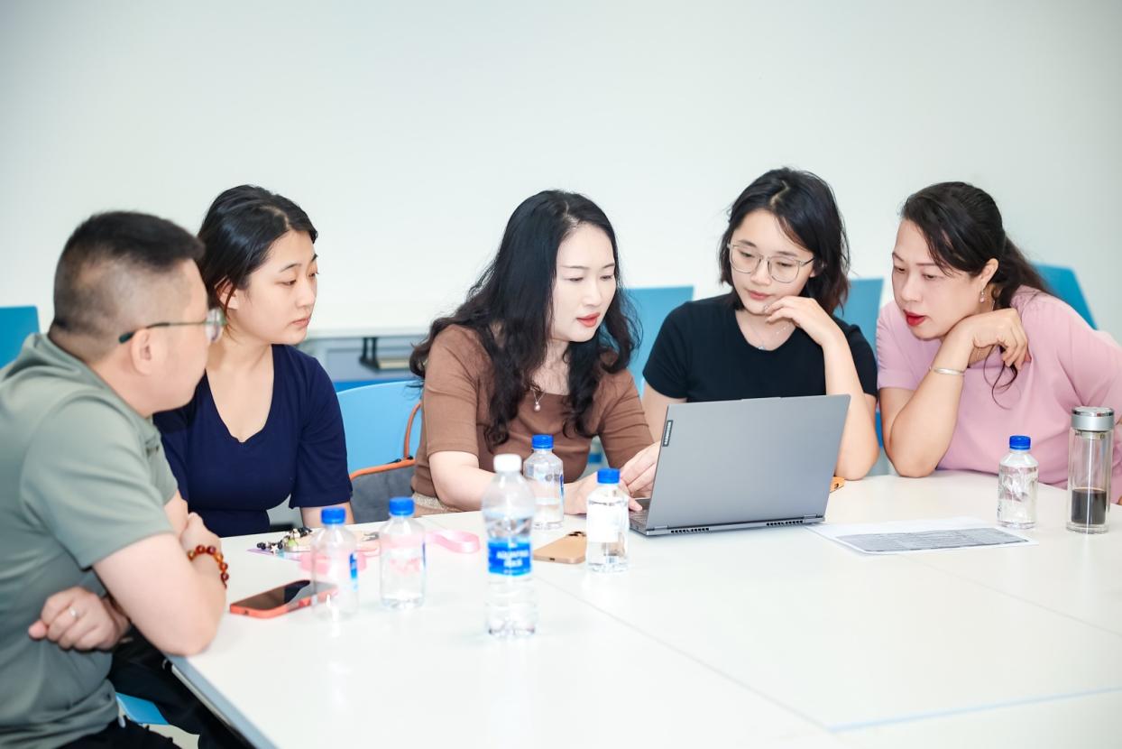 林莉指導學生討論修改參賽項目。