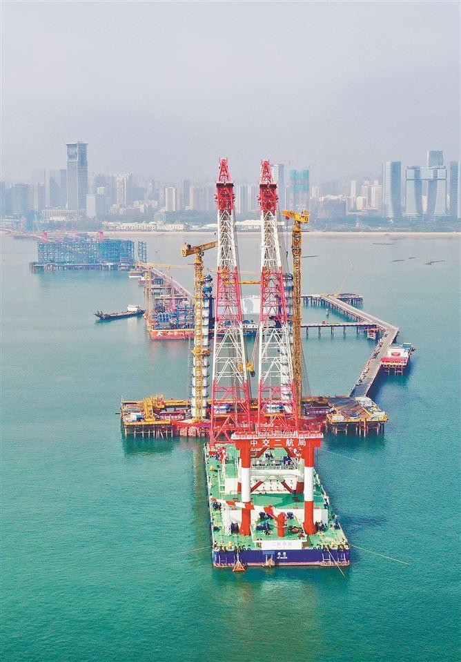 廈金大橋(廈門段)工程建設(shè)現(xiàn)場如火如荼。記者 陳立新攝