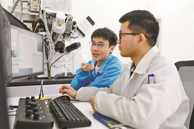 火炬高新區(qū)企業(yè)天馬微電子通過產(chǎn)學(xué)研協(xié)同攻關(guān)，系統(tǒng)推進技術(shù)研發(fā)與產(chǎn)業(yè)化落地。圖為廈門天馬顯示科技FA實驗室（資料圖）。