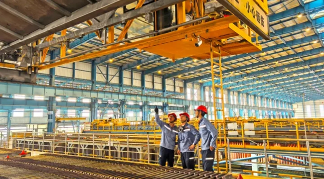 中銅東南銅業(yè)設備管理人員檢查電解廠行車運行情況。中銅東南銅業(yè)供圖