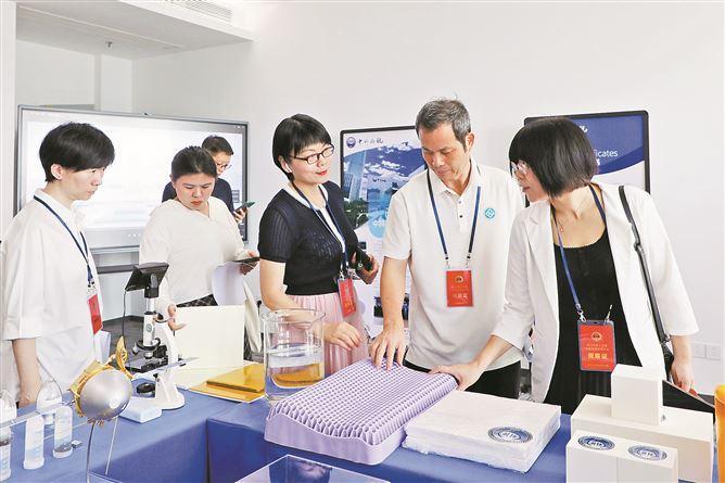 8月7日，市人大常委會(huì)執(zhí)法檢查組對(duì)《中華人民共和國促進(jìn)科技成果轉(zhuǎn)化法》實(shí)施情況開展視察。林雯瀾攝