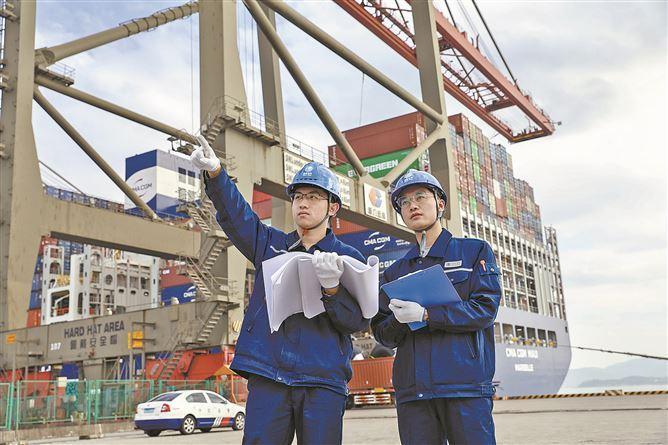 國網(wǎng)廈門供電公司工作人員正在對廈門遠(yuǎn)海碼頭港口岸電配電設(shè)備進(jìn)行巡視檢查。國網(wǎng)廈門供電公司供圖