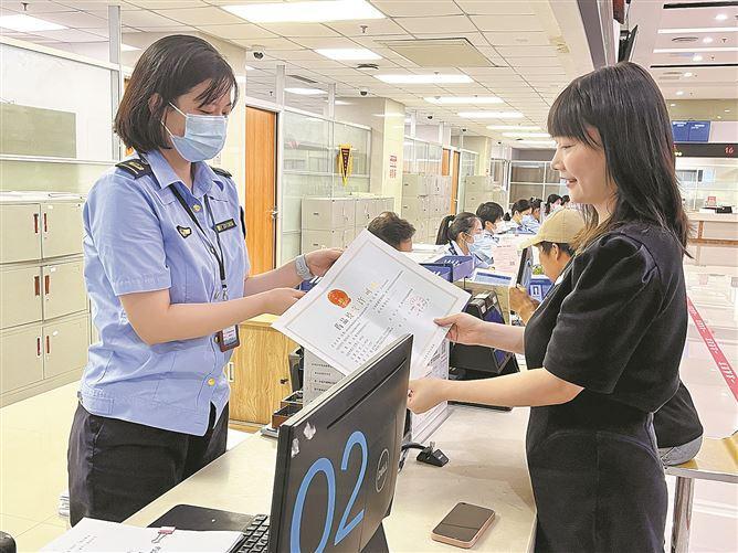 去年以來(lái)，廈門(mén)探索市場(chǎng)準(zhǔn)營(yíng)承諾即入制，符合條件的經(jīng)營(yíng)主體，只要作出承諾就可以開(kāi)門(mén)營(yíng)業(yè)。