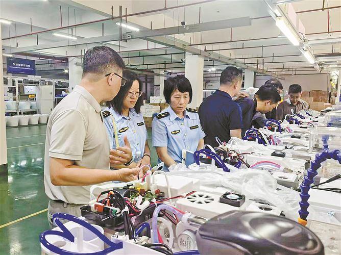 廈門(mén)市市場(chǎng)監(jiān)管局組建技術(shù)團(tuán)隊(duì)深入企業(yè)，形成解決方案并推動(dòng)實(shí)施，幫助企業(yè)解決生產(chǎn)流程、產(chǎn)品設(shè)計(jì)等問(wèn)題。