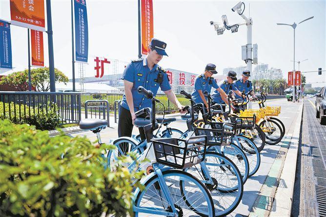 “城管藍(lán)”為投洽會保駕護(hù)航。記者 林銘鴻攝