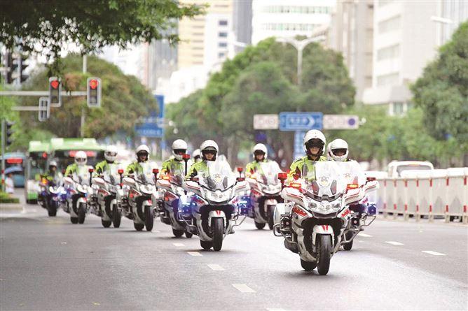 廈門交警以數(shù)字警務(wù)室為支點，構(gòu)建起“線上與線下聯(lián)動、地面與空中協(xié)同”的立體化防控新格局。