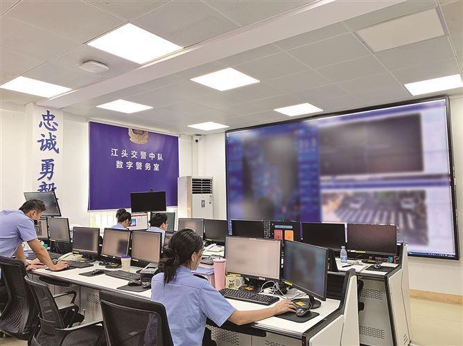 數(shù)字警務(wù)室整合警情監(jiān)控、指揮調(diào)度、情報(bào)分析等功能，實(shí)現(xiàn)“一屏統(tǒng)覽、一鍵調(diào)度”。