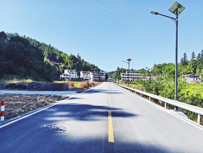 新安裝的路燈照亮群眾“回家路” （吳家榛 攝）