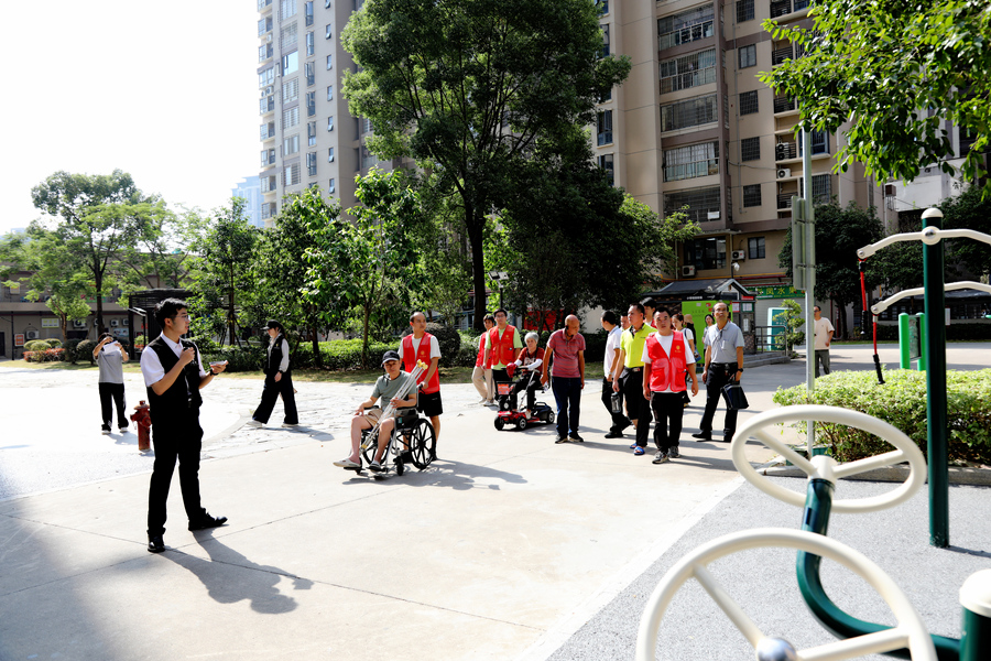 市民體驗(yàn)龍文區(qū)無(wú)障礙設(shè)施。簡(jiǎn)文祥攝