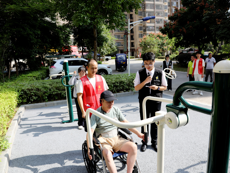 市民在居民小區(qū)體驗無障礙健身器材。簡文祥攝