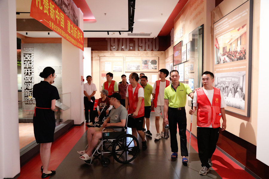 市民參觀閩南（漳州）革命歷史展覽館。該館增設了無障礙導航一體機等無障礙設施。簡文祥攝