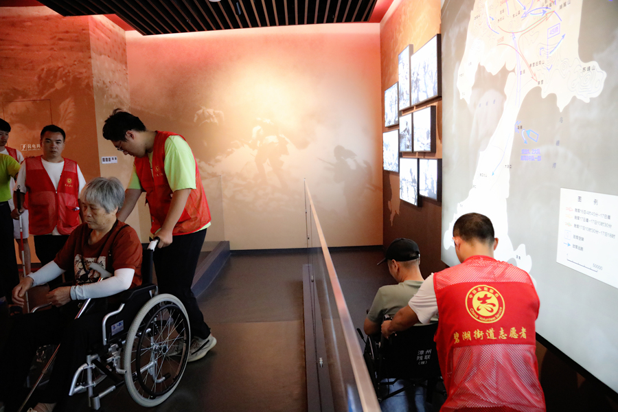 市民通過閩南（漳州）革命歷史展覽館的無障礙通道。簡文祥攝