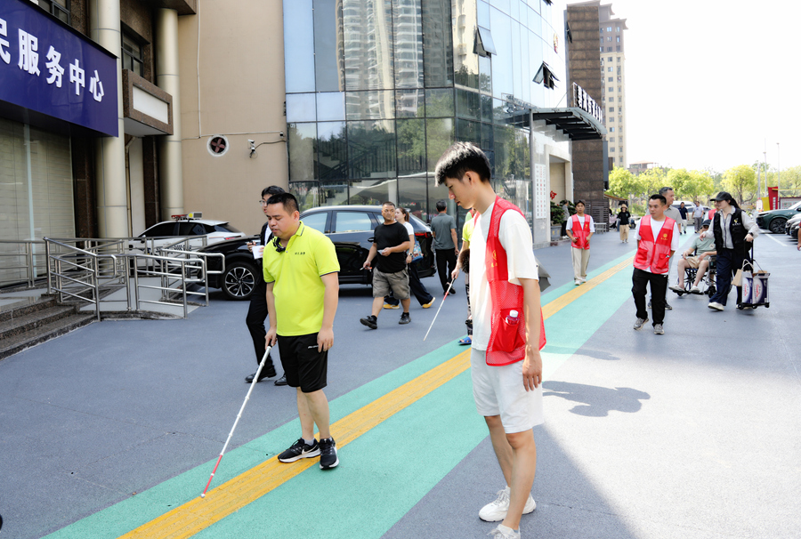 市民體驗盲道。簡文祥攝
