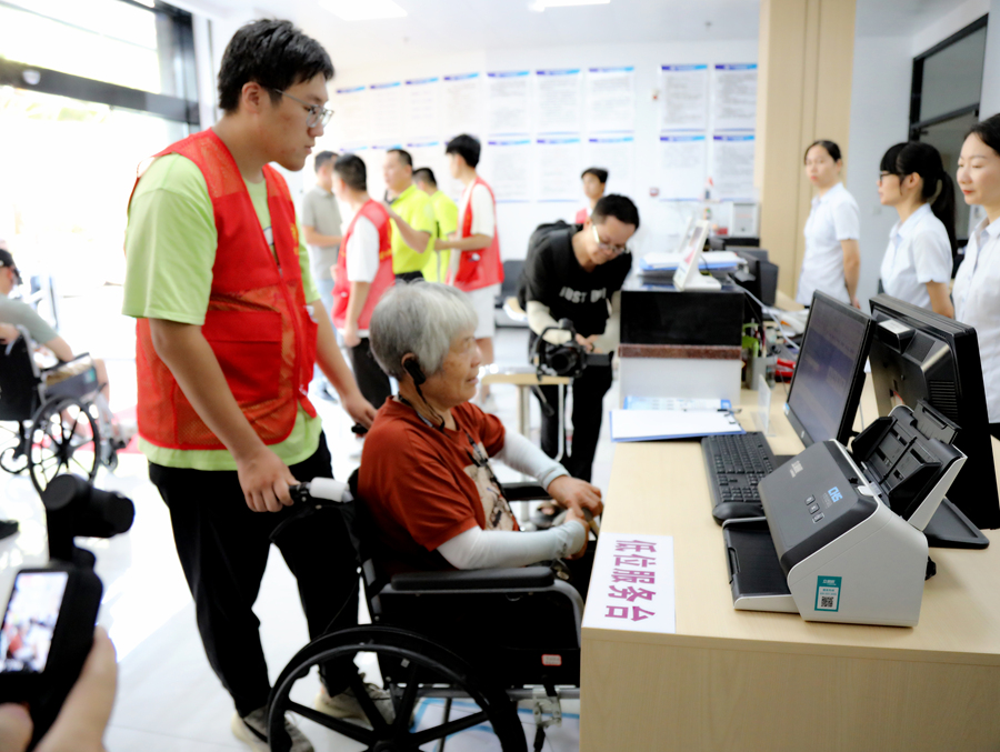 市民在龍文區(qū)碧湖街道便民服務中心體驗無障礙設施。簡文祥攝