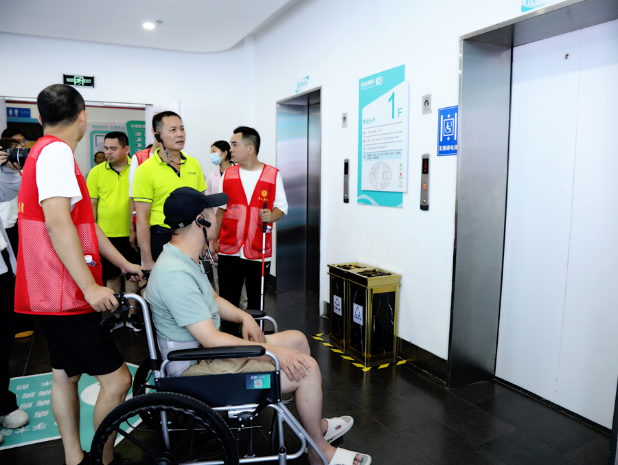 市民體驗無障礙電梯。簡文祥攝