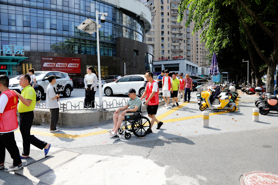 在戶外日常生活路線上，市民體驗無障礙設施。簡文祥攝