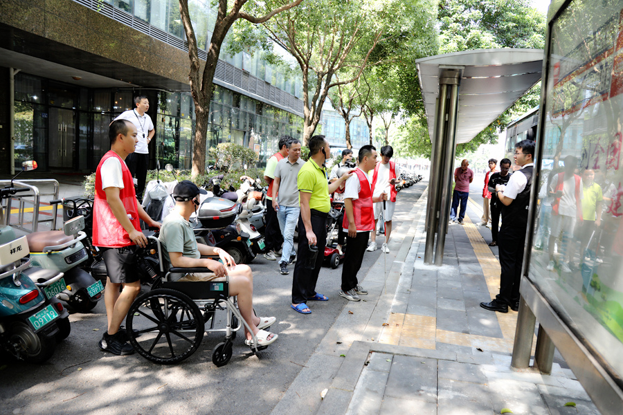 市民體驗公交車站站點無障礙座椅、輪椅坡道、語音報站系統(tǒng)等無障礙設施。簡文祥攝