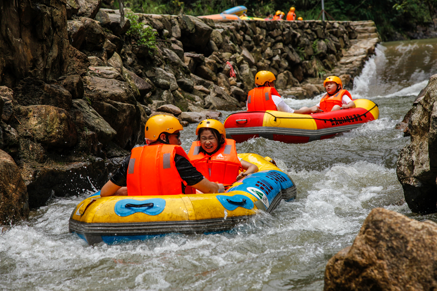 游客在云靈山漂流。鄧賢龍攝
