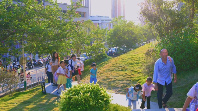 改造后的“口袋公園”不僅通行方便,還成為市民休閑的好去處