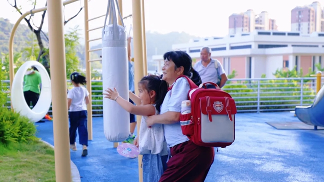 孩子體驗公園內(nèi)設(shè)施