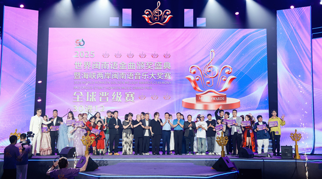 “30進(jìn)12”比賽現(xiàn)場(chǎng)，全場(chǎng)大合唱經(jīng)典閩南語(yǔ)歌曲《愛(ài)拼才會(huì)贏》。長(zhǎng)泰區(qū)融媒體中心供圖