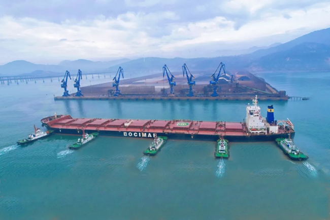 20萬噸級散貨船“礦石希望”號外輪順利靠泊松下港區(qū)牛頭灣作業(yè)區(qū)12#泊位（資料圖）。長樂區(qū)融媒體中心供圖