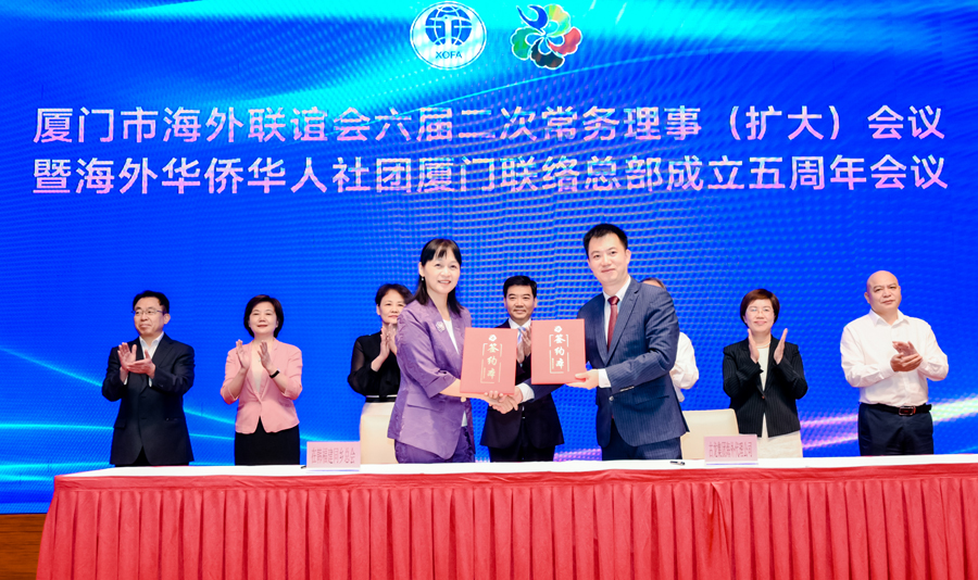 廈門古龍食品有限公司與在韓福建同鄉(xiāng)總會簽訂合作協(xié)議。主辦方供圖