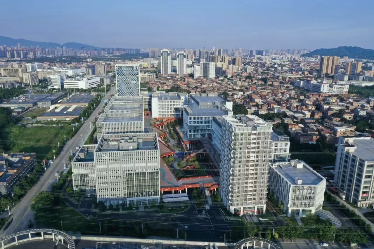 作為園區(qū)標(biāo)準(zhǔn)化建設(shè)試點(diǎn)項(xiàng)目，鯉城科創(chuàng)中心以聯(lián)興發(fā)作為鏈主，打造了功能性紡織供應(yīng)鏈聯(lián)盟，集聚萊卡纖維、高士線、金達(dá)萊等22個(gè)國內(nèi)外細(xì)分領(lǐng)域聯(lián)盟成員，提供研發(fā)、投產(chǎn)一站式解決方案