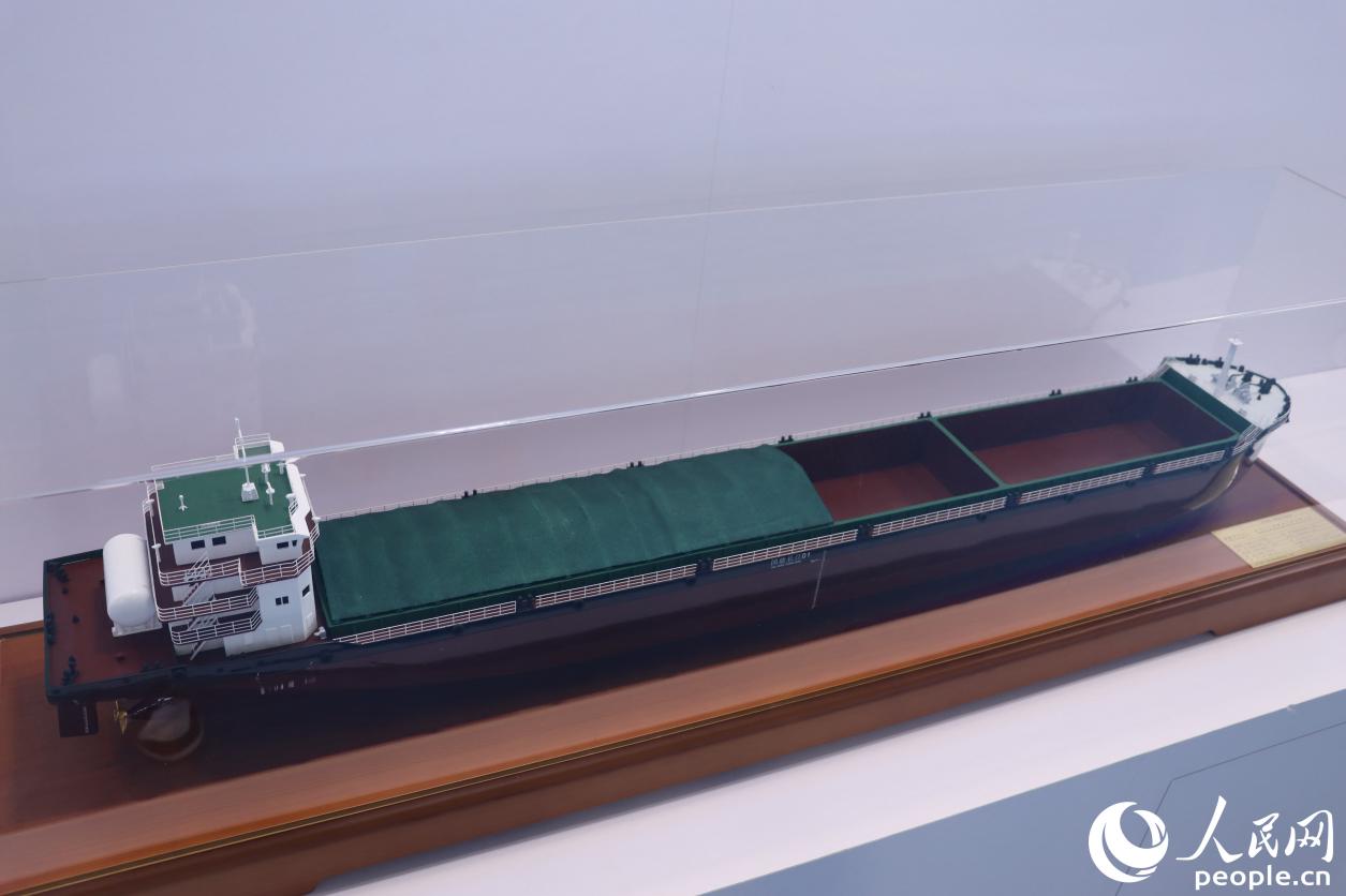 國(guó)內(nèi)首艘萬(wàn)噸級(jí)甲醇雙燃料綜合電推內(nèi)河散貨船“國(guó)能長(zhǎng)江01”模型。人民網(wǎng) 謝星宇攝