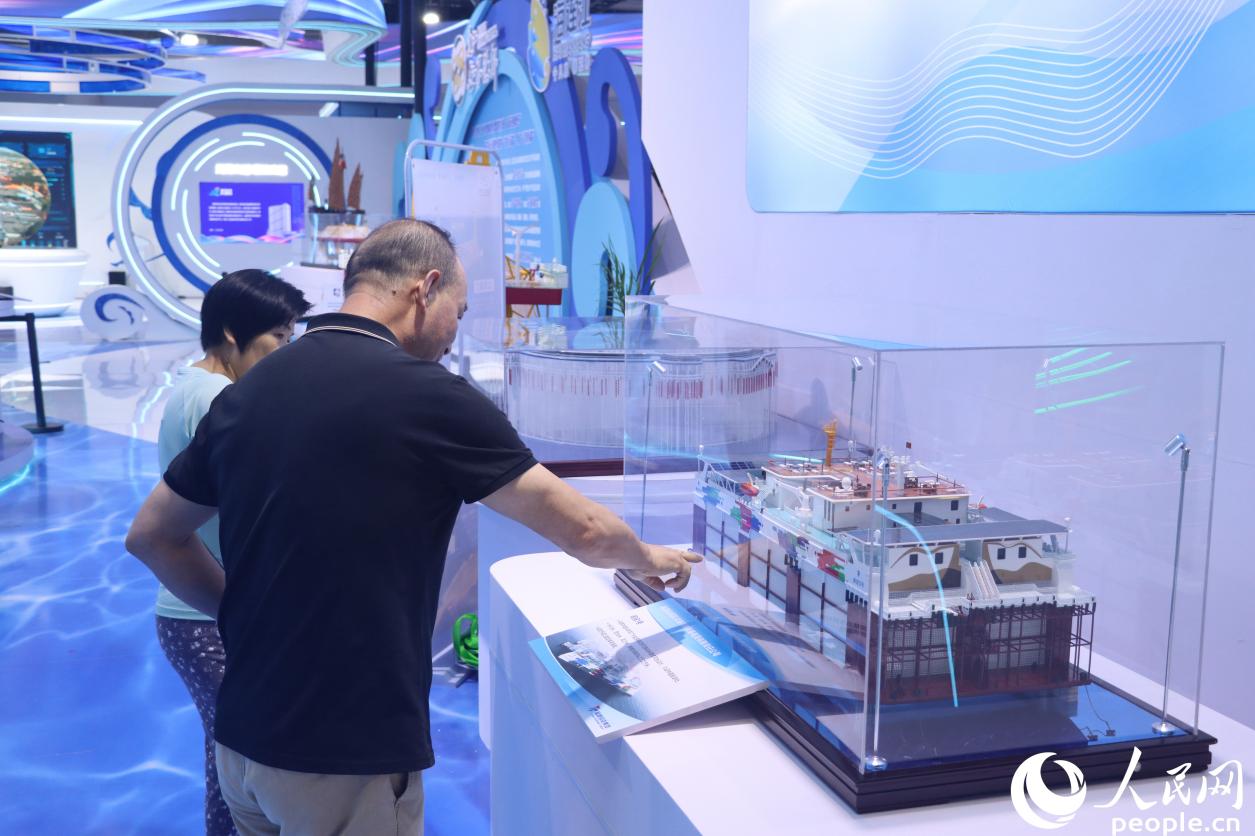 市民游客駐足觀看“閩投1號(hào)”模型。人民網(wǎng) 謝星宇攝
