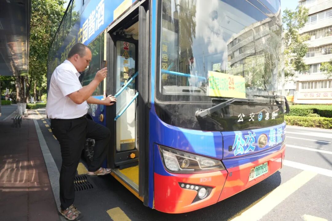 視弱人士莊先生體驗(yàn)了廈門公交集團(tuán)推出的公交視弱輔助系統(tǒng)。