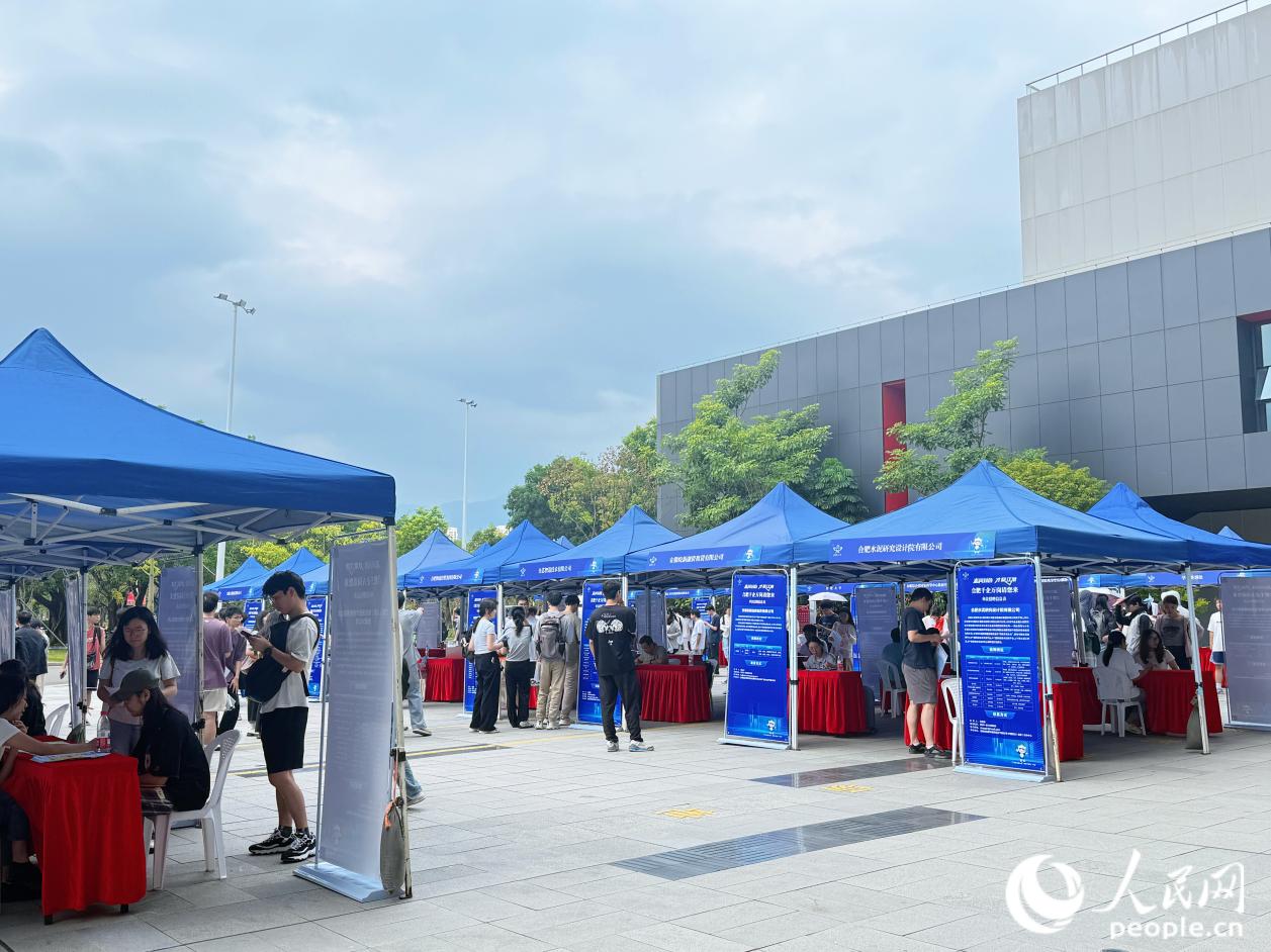 才剛開展，各招聘展位就吸引了學(xué)生們的關(guān)注。人民網(wǎng) 林銘賢攝