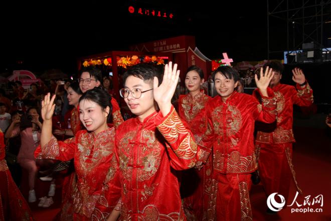 新人們手牽手步入會場。人民網(wǎng)記者 陳博攝