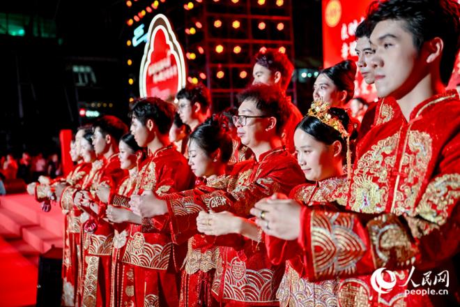 102對新人齊登臺，處處洋溢著喜慶氛圍。人民網(wǎng)記者 陳博攝