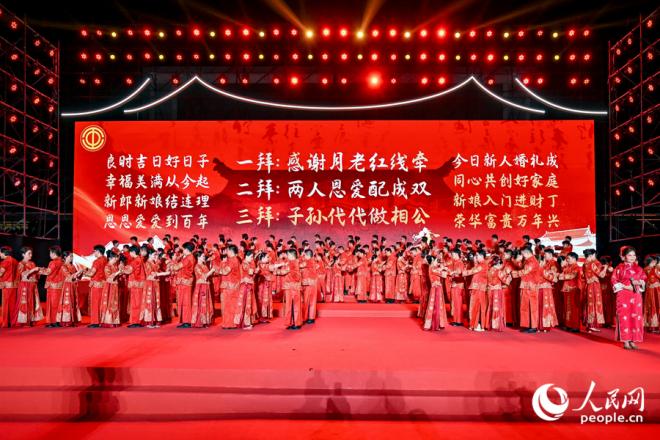 三拜儀式現(xiàn)場。人民網(wǎng)記者 陳博攝