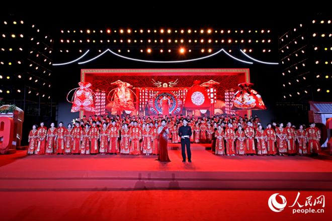 “工會紅娘”以數(shù)字人形象亮相，為新人們送祝福。人民網(wǎng)記者 陳博攝