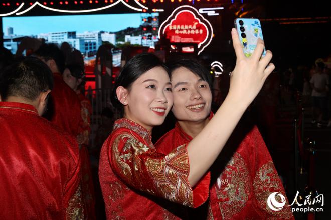 新人用手機(jī)記錄幸福瞬間。人民網(wǎng)記者 陳博攝