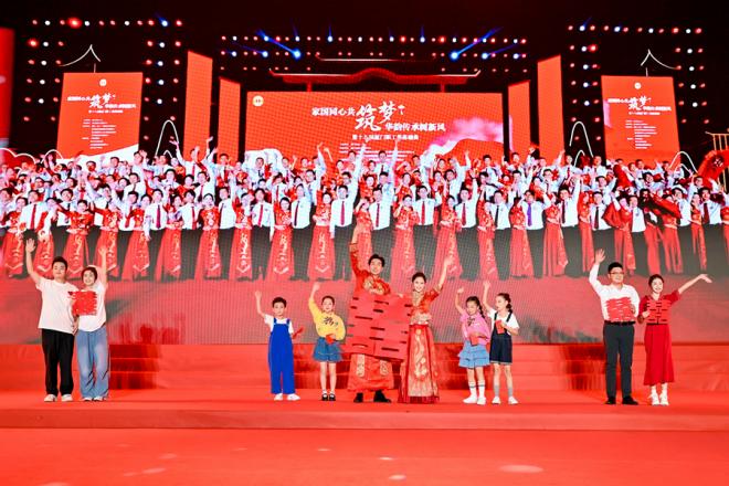 在音樂情景劇《喜傳萬家》中，回顧往屆活動畫面。李菁攝