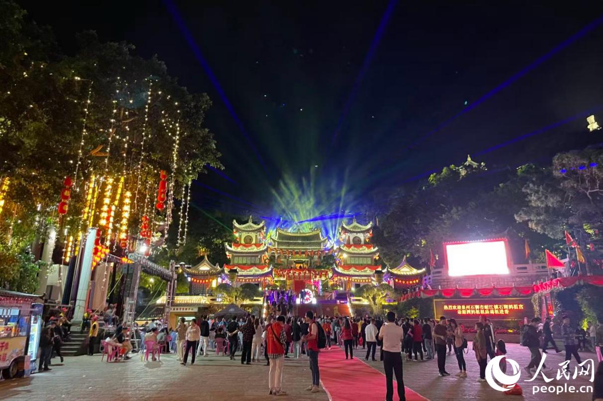 每年有大量海內(nèi)外媽祖敬仰者來(lái)到莆田湄洲島拜謁媽祖。人民網(wǎng)記者 林盈攝