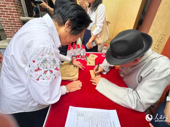 市民體驗(yàn)“代書僑信”信函互動(dòng)。人民網(wǎng)記者 張萌攝