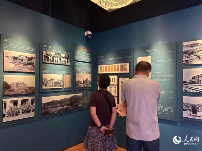 市民在展館內(nèi)參觀。人民網(wǎng)記者 張萌攝