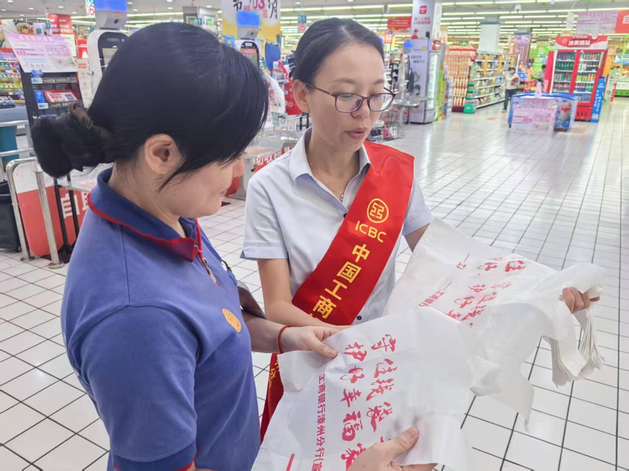 印有標(biāo)語(yǔ)的環(huán)保購(gòu)物袋。