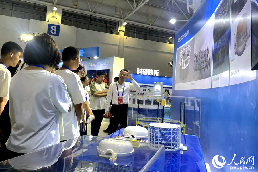 工作人員向前來參觀的學(xué)生講解先進(jìn)裝備。人民網(wǎng)記者 林盈攝